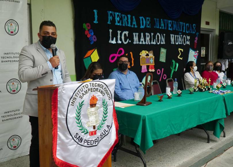 El Lic. Marlon Muñoz fue el homenajeado durante la Feria de Matemáticas.
