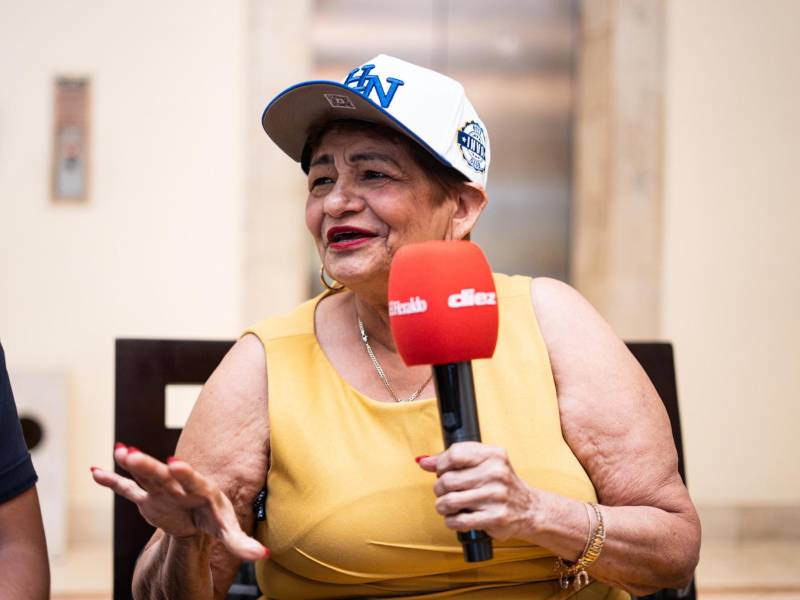 Tía María durante la entrevista con el periodista de La Prensa, Moisés Danoespi.