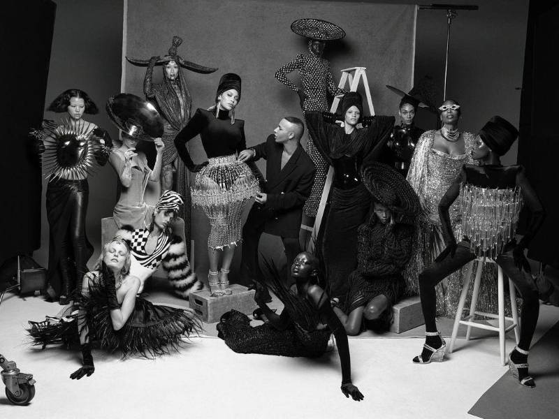 La cantante posa con el director creativo de Balmain, Olivier Rousteing, con las modelos de la campaña de su colección Renaissance.