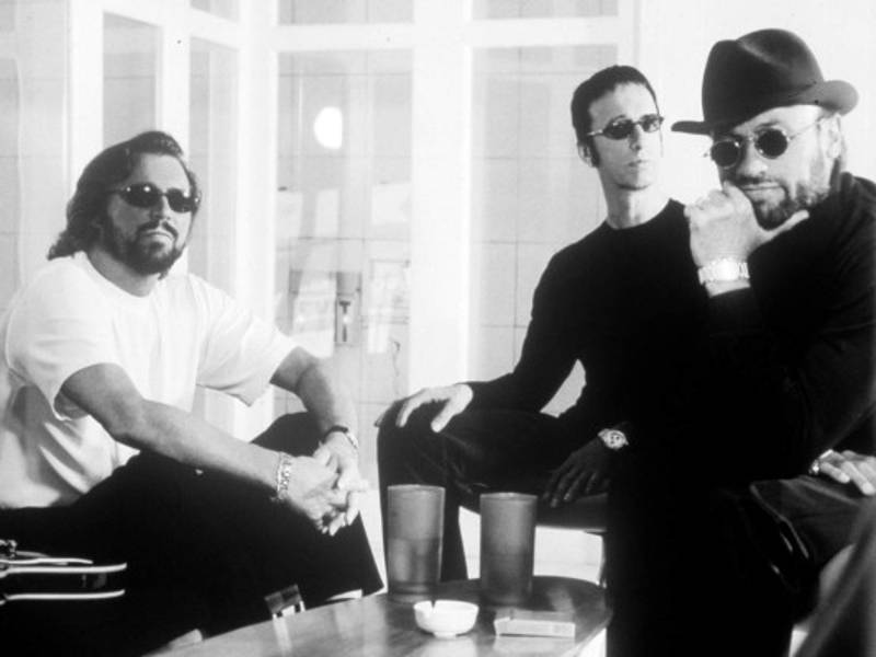 Los hermanos Barry, Robin y Maurice Gib, 'Bee Gees', uno de los tríos de mayor éxito en todo el mundo.