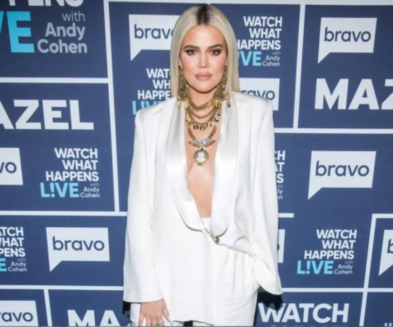 Khloé Kardashian<br/><br/>En una entrevista reciente con el médium de Hollywood Tyler Henry, confirmó que le habían extirpado dos cánceres de piel (uno de los cuales era un melanoma en la espalda) y que se realiza exámenes cada tres meses. <br/><br/>Kardashian ha compartido los El ABCDE del cáncer de piel - una guía para la detección- con sus seguidores en las redes sociales y los alienta a que se realicen revisiones periódicas con sus médicos.<br/>