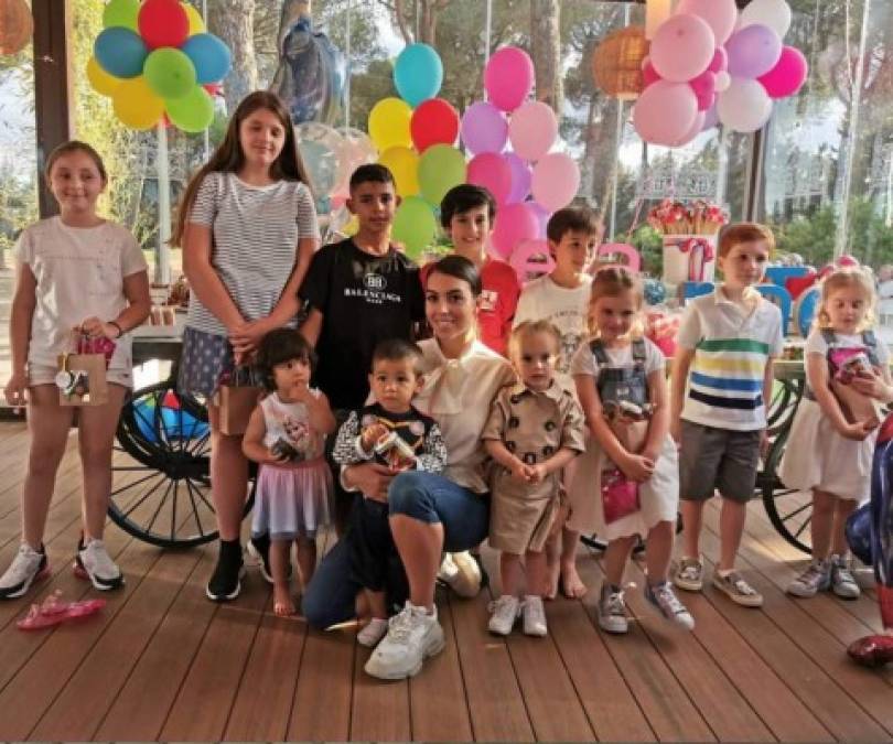 Los pequeños estuvieron acompañados por familia y amigos cercanos.<br/>Aunque Cristiano no pudo estar presente, se acordó de enviar un mensaje de felicitación a sus niños.