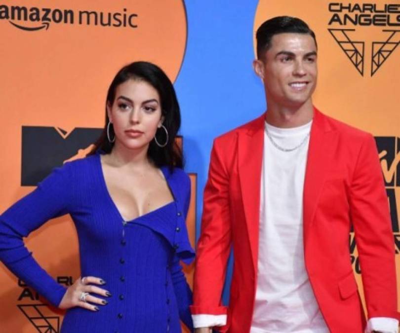 Georgina también se desprendió del vestido azul con el que brilló en la última edición de los premios MTV EMAs celebrados en Sevilla. Todo esto como acción para la lucha contra el Covid-19.