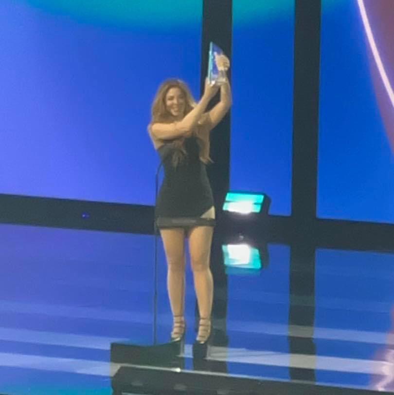 Shakira al momento de recibir su premio.