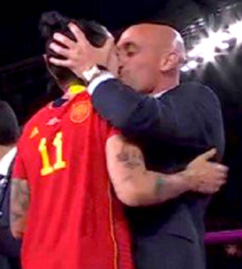 Así fue el beso que le dio Luis Rubiales a Jenni Hermoso.