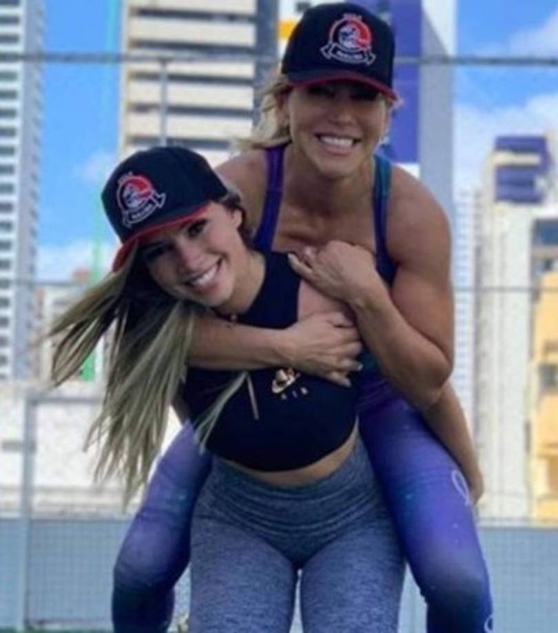 Después de confirmarse la relación con Hulk, la ahora exposa eliminó dichas postales, mientras que la nueva pareja del delantero brasileño eliminó su cuenta de Instagram.