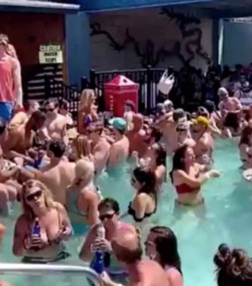 Rodeado de alcohol, música y comida, Mayweather no se privó de nada, al igual que el resto de los jóvenes que se ve en los videos y fotos que han circulado en las redes sociales.