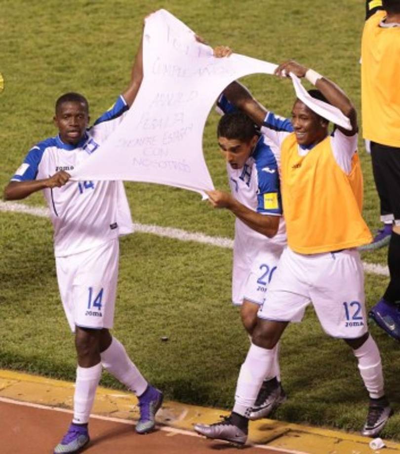 Los seleccionados hondureños dedicaron este gol al fallecido jugador Arnold Peralta, quien hoy cumpliría 27 años.-