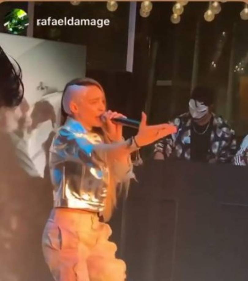 El estilo usado por Belinda para la ocasión sorprendió a sus seguidores, que en un principio temieron lo peor al ver la cabeza de la joven con la mitad sin cabello.<br/>