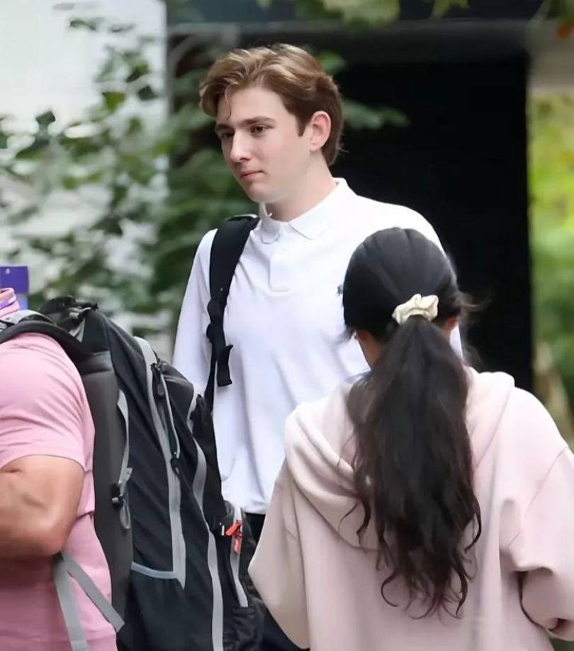 El guapo joven creció bajo una mezcla de visibilidad y resguardo, ya que su familia ha estado en el centro de las polémicas.