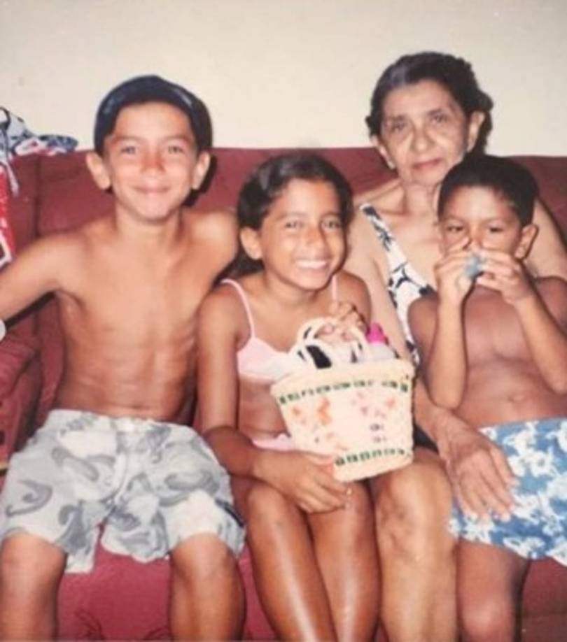 En julio de 2012, conoció a la empresaria Kamilla Fialho, quien quedó encantada con ella después de verla en un concierto.​ Fialho le ofreció un contrato y, después pagar una multa de 260, 000 reales brasileños a la casa editora Furacão 2000 para que liberara ala artista, obtuvo su firma.