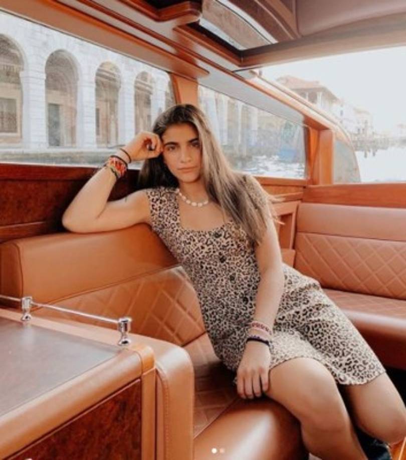 Como no fue suficiente una canción, en la siguiente historia aparecen bailando la canción “Baila conmigo” de Juan Magan, y justo en la segunda historia se observa cómo la gente las está viendo, sin que a ellas les importe.<br/><br/><br/><br/>