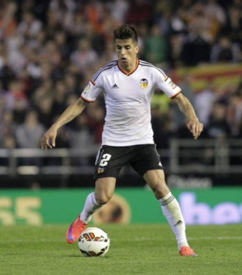 Según informa Cope, el representante del jugador del Valencia, Joao Cancelo, ha entablado conversaciones con la secretaría técnica del Barça para abordar el traspaso del futbolista. La situación de Aleix Vidal en Can Barça abre las puertas a Joao Cancelo, aunque a corto plazo no parece que las negociaciones vayan a prosperar fácilmente.