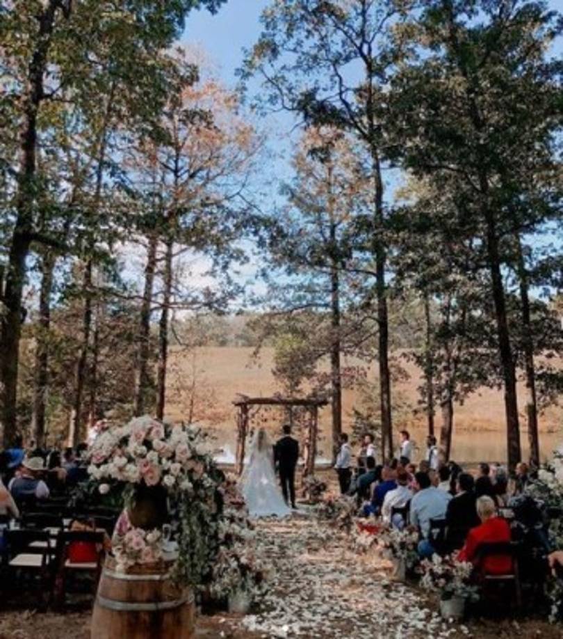 Los protagonistas de 'El Señor de los Cielos', que se enamoraron durante las grabaciones de la serie, llevaron su amor a la vida real y tuvieron una hermosa boda acompañados de amigos y familiares.