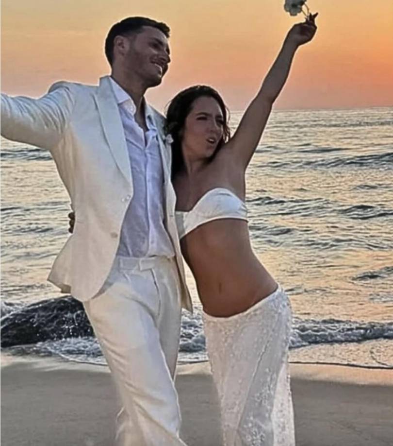 Uno de los detalles más controversiales fue el vestido de la novia Fernanda Serrano, mismo que era de dos piezas, dejando al descubierto su abdomen, espalda y brazos, mientras Santiago Giménez optó por un traje casual sin corbata.