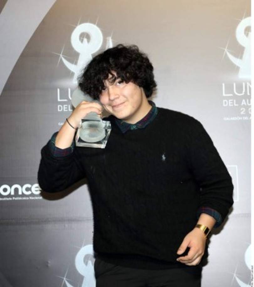 En plena era del reguetón, su mayor hit, la romántica 'Fuentes de Ortiz', donde canta sobre las inseguridades y la incertidumbre del amor joven, supera las 150 millones de reproducciones en varias plataformas como Spotify o YouTube.<br/><br/>Ed Maverick 'es el artista mexicano viral que hace música por la cual vale la pena llorar', apuntó en mayo la plataforma de streaming en su sitio web.<br/><br/>América Latina es la región donde el streaming crece más rápido debido a su población joven y el uso expandido de los teléfonos celulares, según la Federación Internacional de la Industria Fonográfica (IFPI).