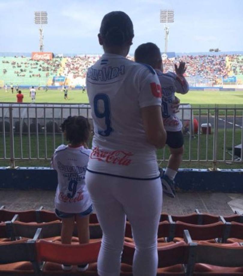 Pamela llegó en familia al estadio Nacional para ir a respaldar a su amado Diego Reyes el domingo por la tarde y salió más que feliz. La chica cautivó en el recinto deportivo con su belleza.
