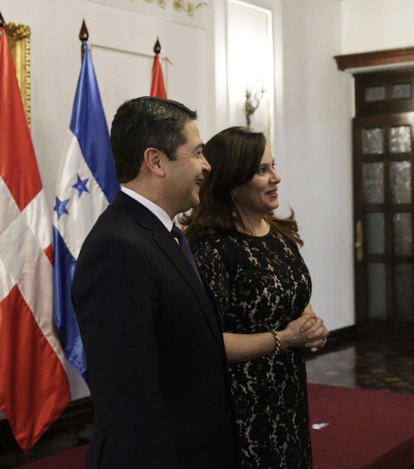 En la publicación, Ana García adjuntó fotografías en las que aparece junto al exmandatario hondureño. 