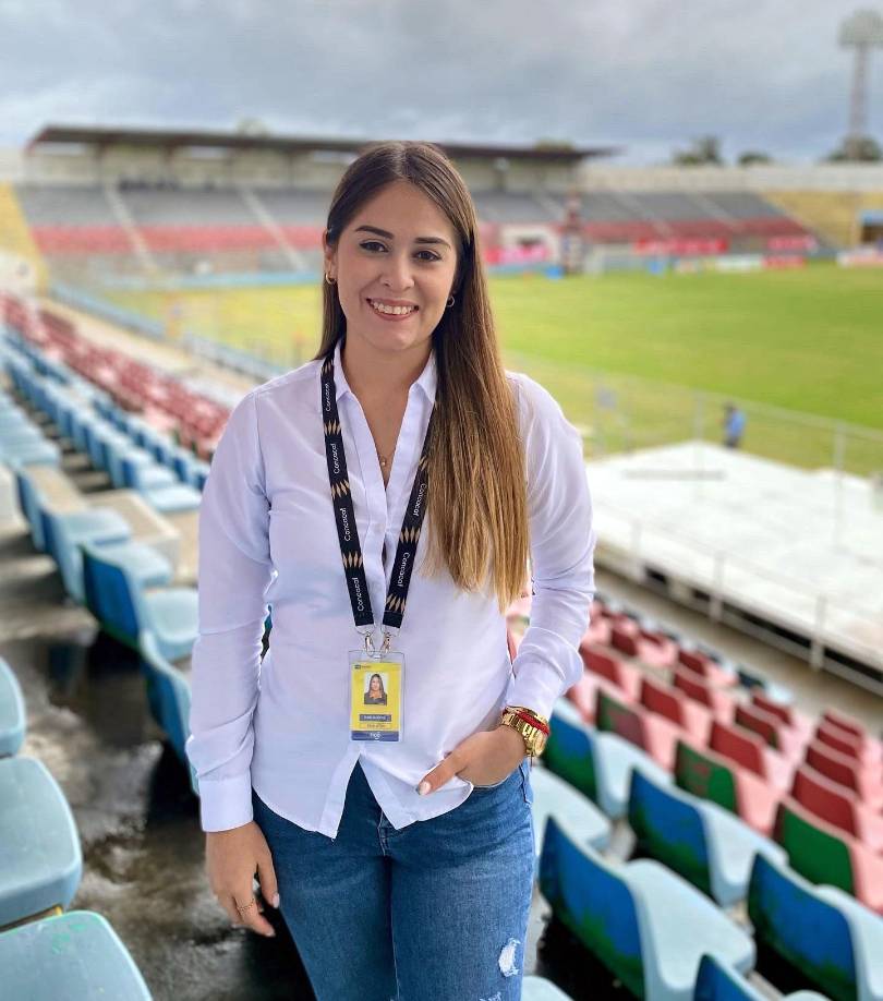 La linda Karla López, periodista de Tigo Sports, dio cobertura al partido Vida-Olimpia.