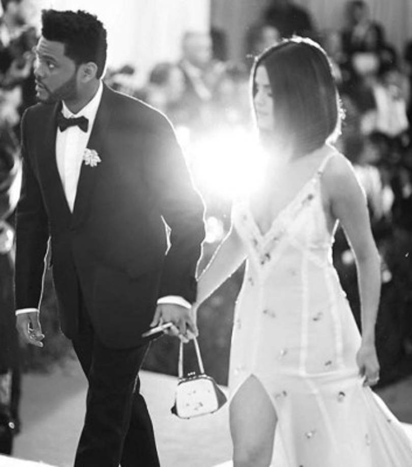 7. La imagen con la que Selena oficializaba su noviazgo con The Weekend en redes sociales le valió 7,7 millones de 'me gusta'.