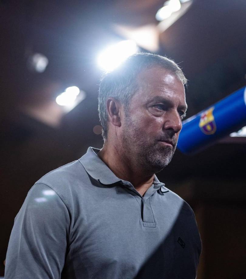 Hansi Flick quedó con cara de pocos amigos en el banquillo del Barcelona en el Estadio Luis II.