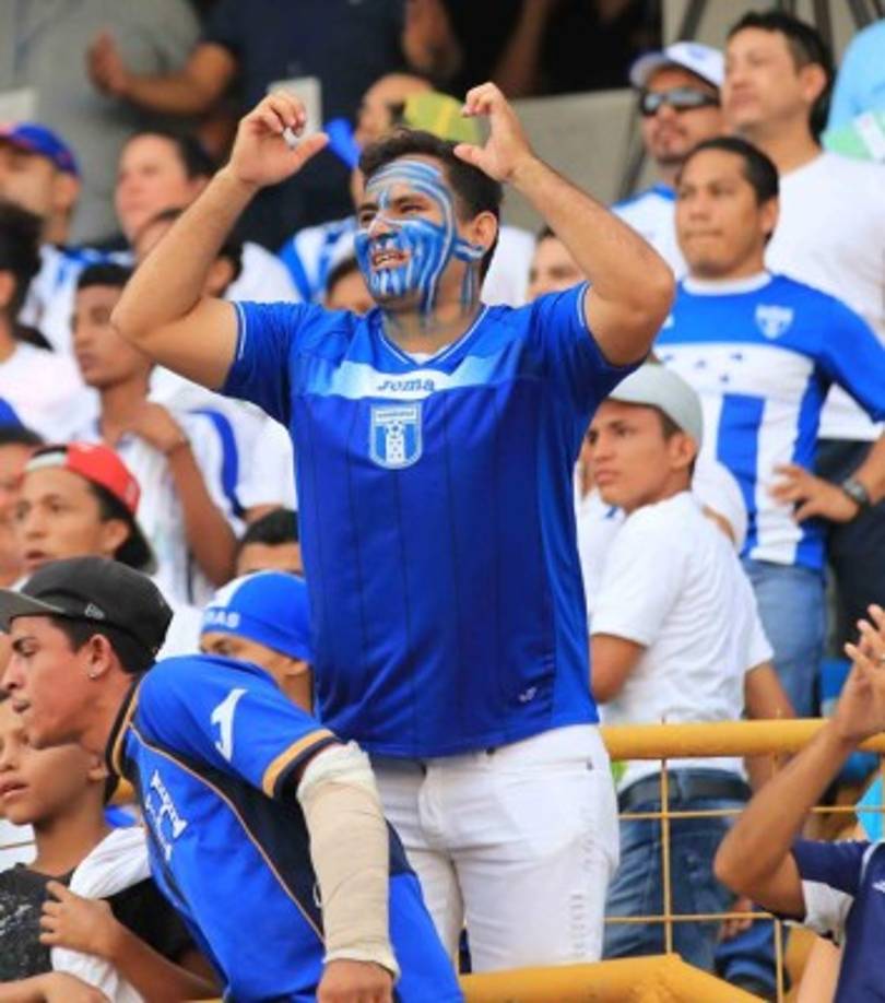 Durante algunos tramos del choque, la afición sufrió en el estadio Olímpico.