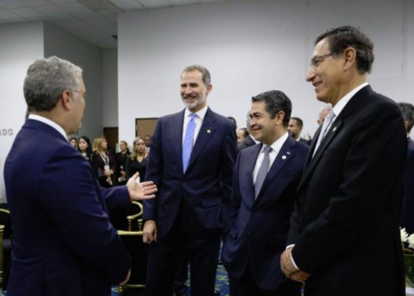 Esta mañana, el mandatario hondureño sostuvo una breve reunión con el rey de España, Felipe VI, y los mandatarios de Perú, Martín Vizcarra y Colombia, Iván Duque.
