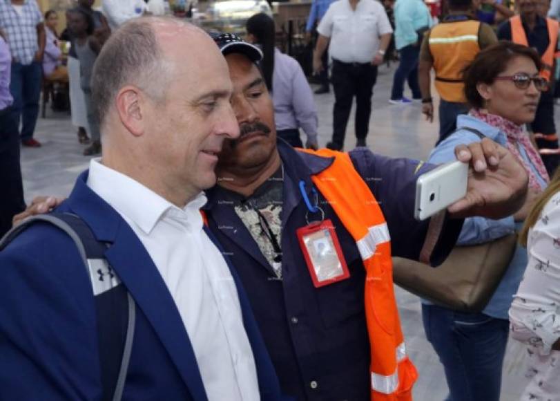 Un miembro de seguridad del Aeropuerto sorprendió al seleccionador Fabián Coito al pedirle una selfie; el DT accedió de forma muy amable.