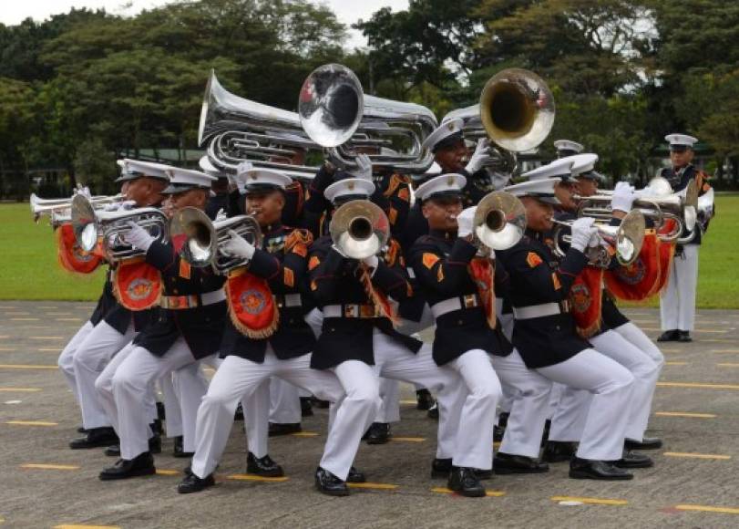 FILIPINAS. Música por aniversario. Banda militar de Filipinas en la celebración del 82 aniversario de las Fuerzas Armadas en Ciudad Quezón.