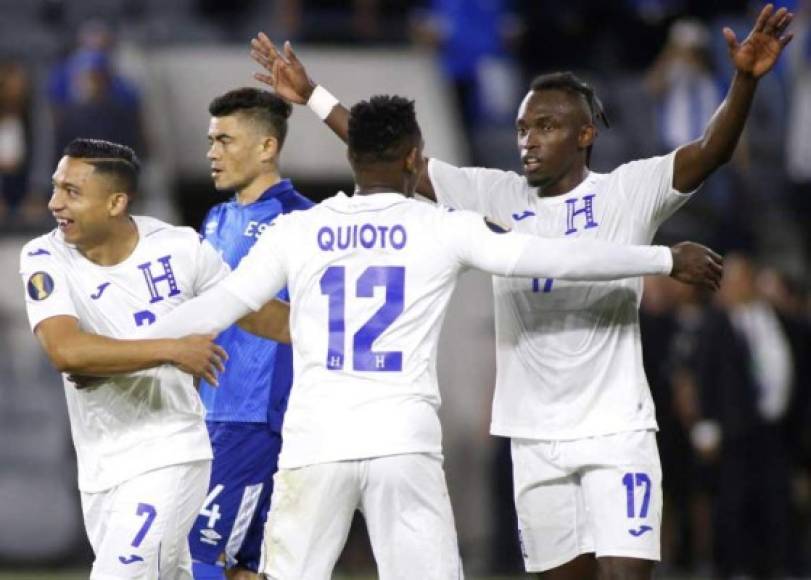 La selección de Honduras, ya eliminada, goleó la noche del martes 4-0 a El Salvador en Los Ángeles y lo dejó fuera de la Copa Oro. Los salvadoreños han reaccionado molestos ya que inclusive podían perder por un gol para avanzar a cuartos de final.