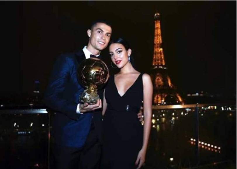 Georgina Rodríguez subió esta imagen a su cuenta de Instagram dedicada con un mensaje a Cristiano Ronaldo. 'Nunca dejes de soñar. Tu Quinto Balón de Oro. Feliz de acompañarte de la mano. TE AMO', escribió la bella española.