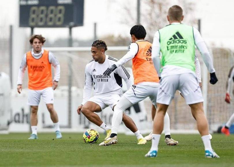 Mariano Díaz (29 años): El Real Madrid está meditando tomar una decisión y sacar unos 5-10 millones por el jugador antes de que termine su contrato en junio de 2023.