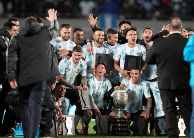 Messi y compañía posando con la Copa América 2021.