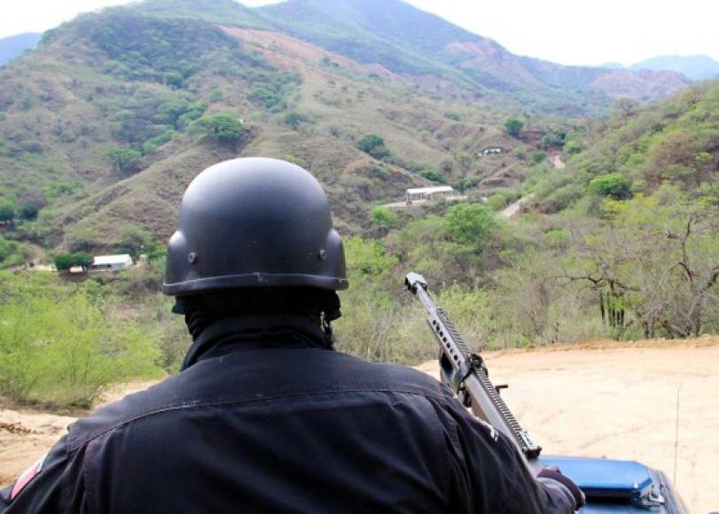 Tras la incursión de grupos armados en la sierra de Sinaloa y el desplazamiento de miles de habitantes del municipio de Badiraguato, elementos del Ejército reforzaron este fin de semana la seguridad en la zona.