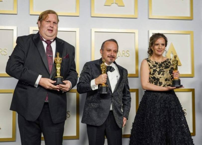 - Tres mexicanos coronados -<br/>México ha tenido un lugar muy destacado en los Óscar en los últimos años, con cineastas y películas muy elogiadas y premiadas.<br/><br/>Este año, tres sonidistas mexicanos ganaron por su trabajo en la película 'El sonido del metal': Carlos Cortés, Michelle Couttolenc y Jaime Baskcht. 'Gracias por reconocer que el sonido es algo muy importante al hacer películas', dijo Baskcht, en declaraciones al margen de la ceremonia.<br/><br/>Su compañero Cortés, quien se dijo 'abrumado' por la distinción, mencionó explícitamente a su patria: 'Querría agradecer a México por ser un país en el que he podido desarrollarme', dijo.