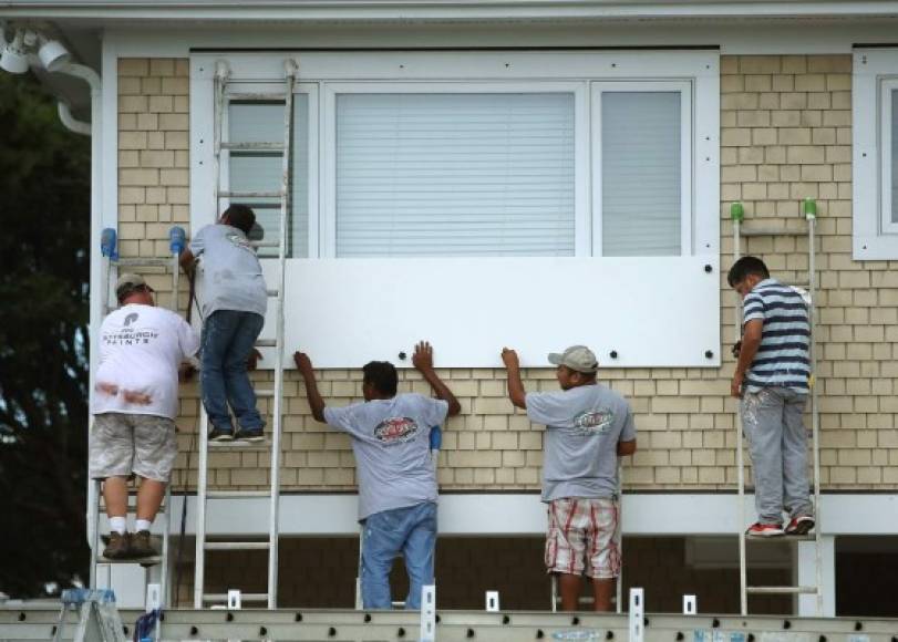 En Wilmington, Carolina del Norte, la gente están blindando sus casas y tiendas, los estantes de los supermercados han sido vaciados por personas que se apropian de todos los elementos esenciales que puedan encontrar y las estaciones de servicio se han quedado sin combustible.