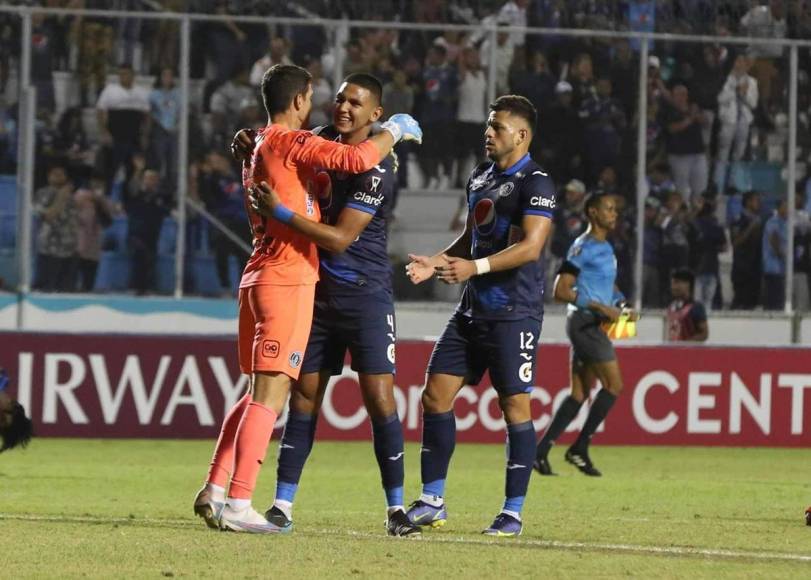 Jonathan Rougier, Luis Vega y Raúl Marcelo Santos festejan el triunfo sobre Olancho FC.