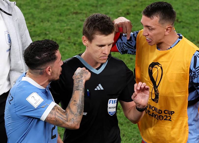 José Giménez y Fernando Muslera le recriminaron con todo al árbitro central. Los uruguayos se sintieron perjudicados por el arbitraje.