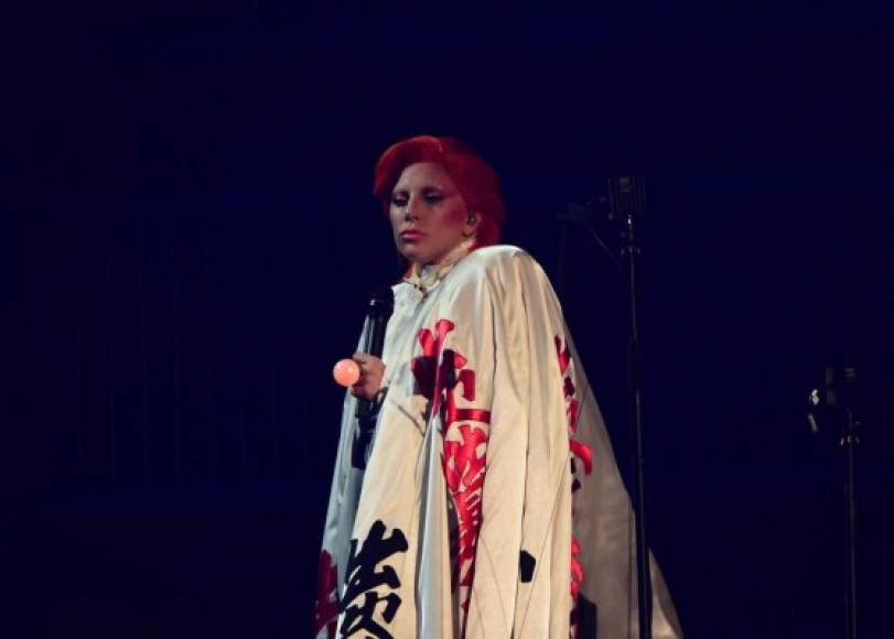 Lady Gaga en su presentación a David Bowie.