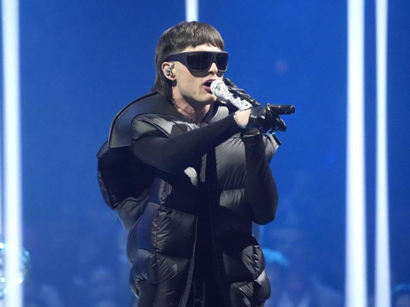 Los corridos tumbados de Peso Pluma han encontrado un amplio público más allá de México, con miles de streams.