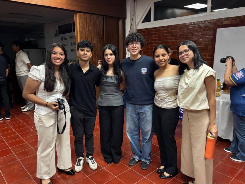 Durante la tarde cultural los jóvenes estudiantes departieron amenamente.