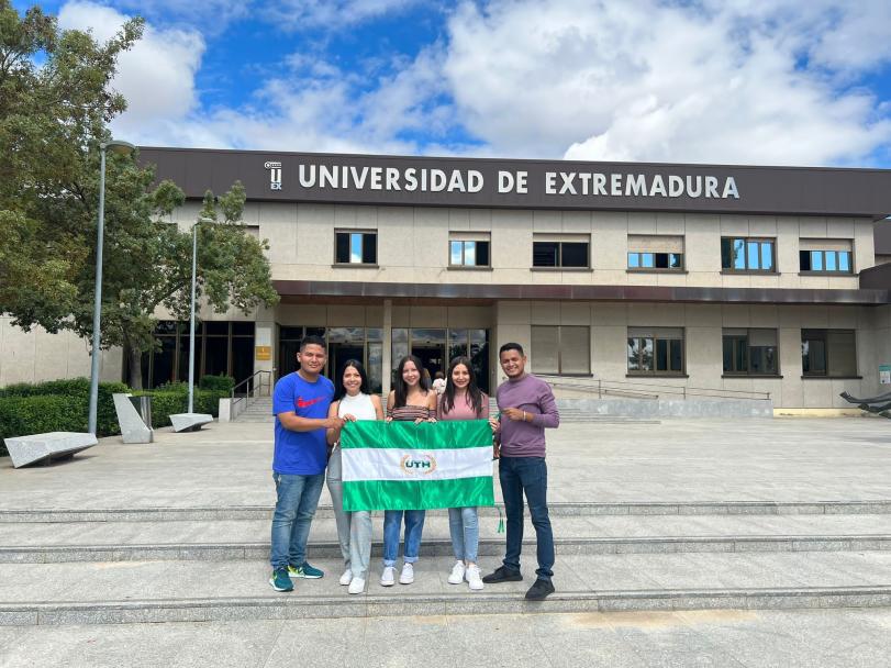 Jorge Ramírez, Andrea Argueta, Cindy Letona, Sandy Murillo y Axel Ríos durante su primer día de clases en la Universidad de Extremadura quienes cursan sus Maestrías en Investigación de la Ingeniería, Dirección de Marketing.
