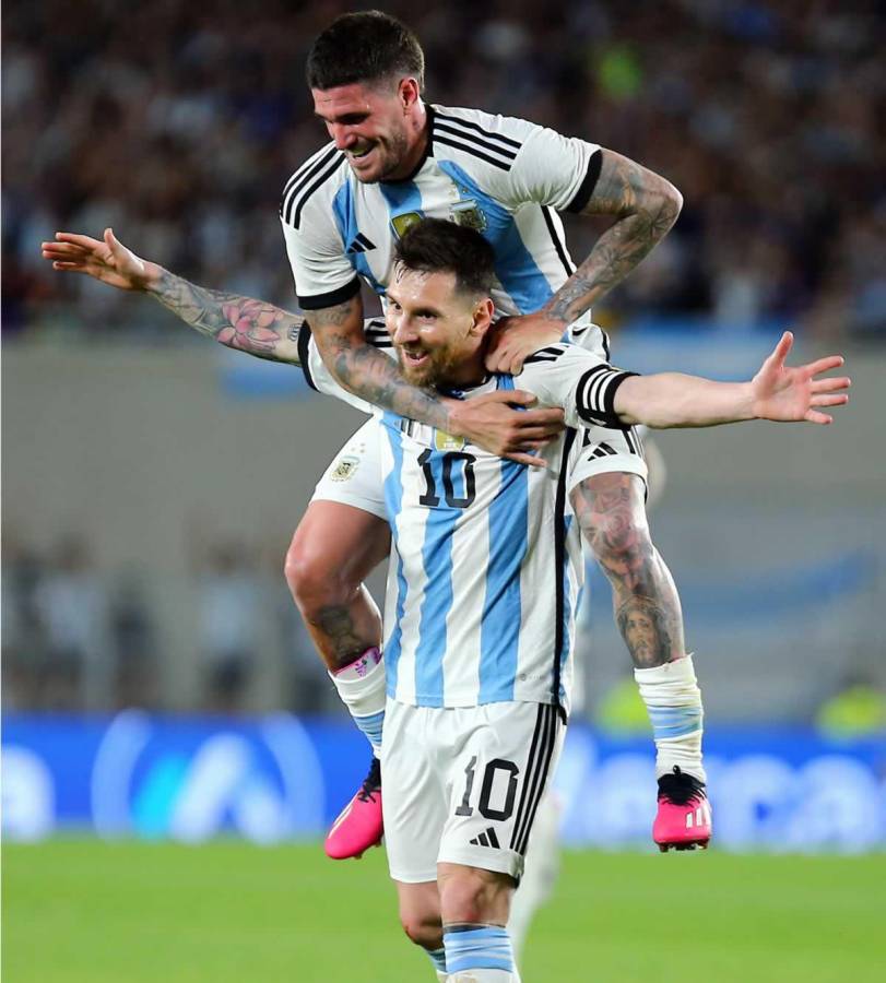 Rodrigo de Paul fue el primero que llegó a celebrar con Messi su golazo.