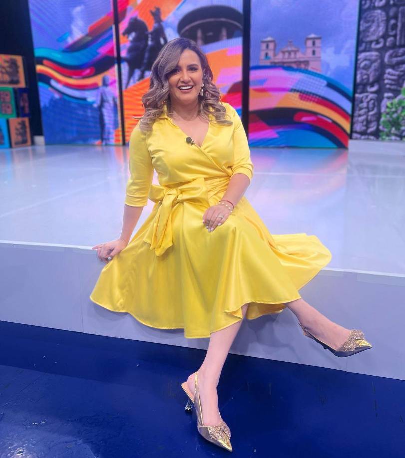 Cesia Mejía de HCH con un vestido amarillo. 