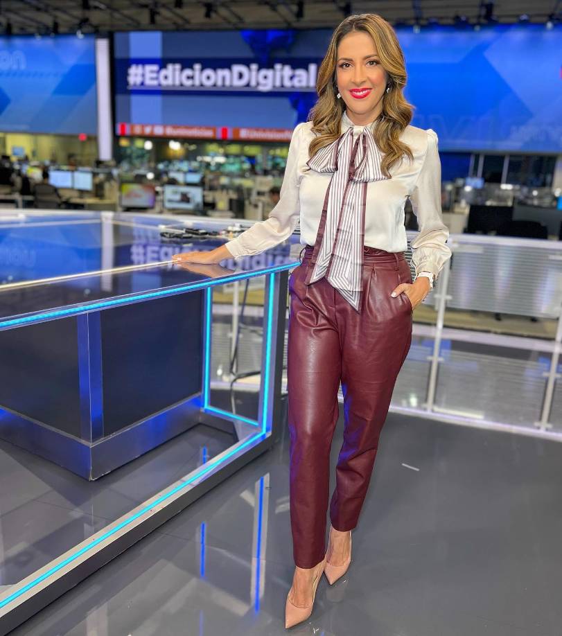 “Hola, tengo una noticia que darles, después de 17 años en Univisión, hoy este capítulo de mi vida se termina. Lo que comenzó como una pasantía, se convirtió en mi primer trabajo, y es el único trabajo que he tenido hasta la fecha. Fue aquí donde comenzcé mi carrera, y trabajé incansablemente hasta llegar a esta silla y convertirme en la presentadora de Univisión, edición nocturna”, dijo Maity Interiano en el video que compartió con sus seguidores.