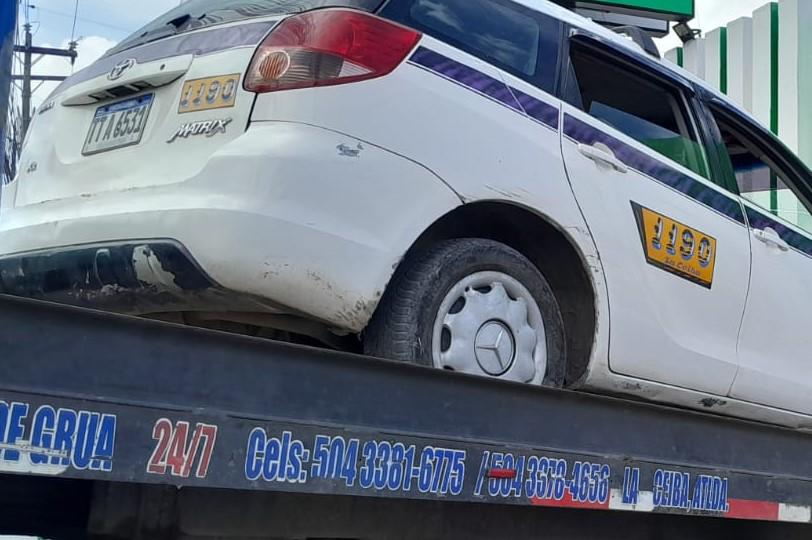 El taxi fue sacado con una grúa desde el interior del establecimiento.