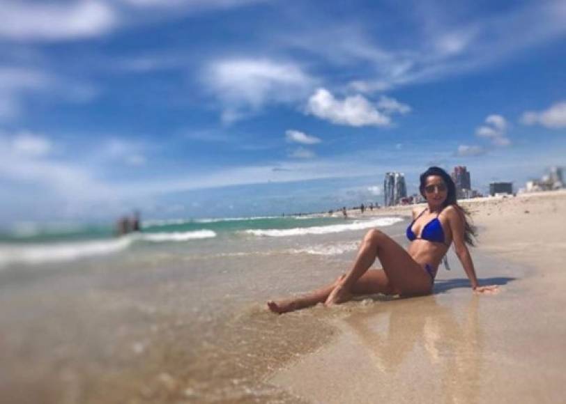 La colombiana es amante de la playa y sube fotos muy seguido para mostrar su bronceado cuerpo.