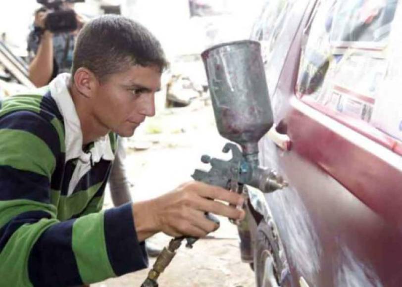 <br/>Franklin Owen Morales: El futbolista del Honduras Progreso se dedica a la pintura de autos en su tiempo libre.<br/>