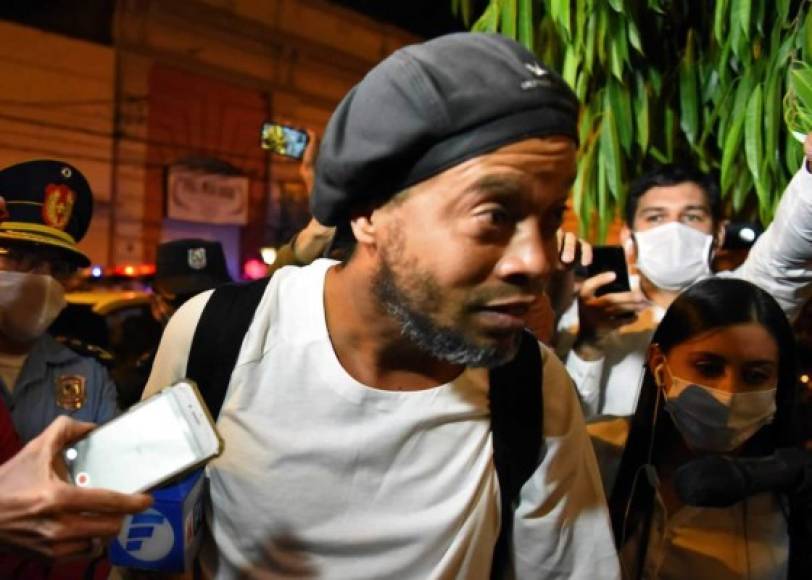 Ronaldinho cumplió el lunes un mes de cárcel en el cuartel Agrupación Especializada de la Policía.