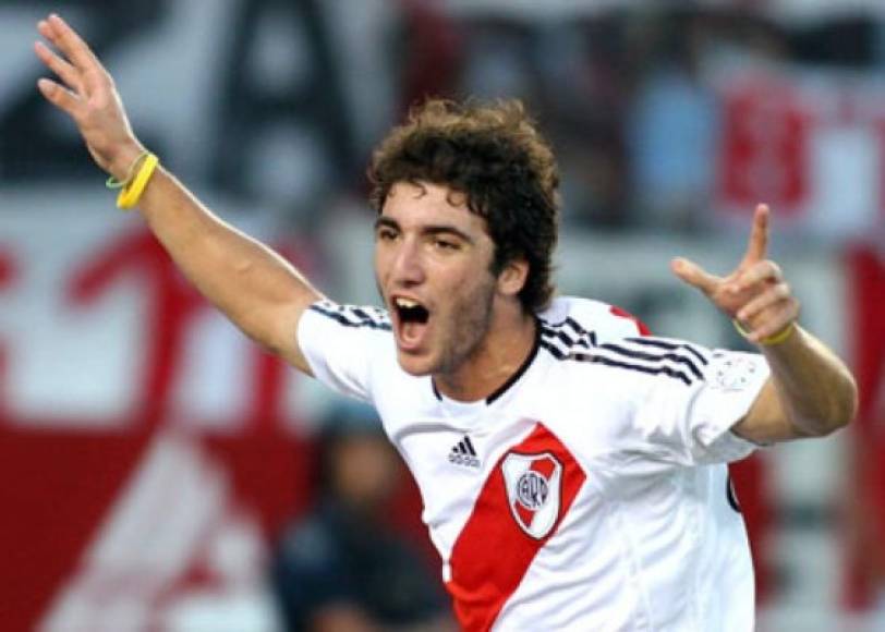 En 2005, 'Pipita', por el apodo de 'Pipa' de su padre, debutó con la camisa de River Plate. Su cara casi infantil dista de la actual. Allí, en Núñez, Gonzalo desplegó buenas acciones como delantero y de inmediato atrajo la vista de europeos. En 2006, tras buenas actuaciones con River, en ataque junto a Radamel Falcao y Ariel Ortega, Higuaín sería tentado por gigantes europeos. En imagen, la celebración de un tanto que le anotó a Boca Juniors, máximo rival, para ganar el 'Superclásico'.